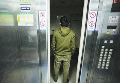 小贴纸占领电梯门,大家还说好?是的你没看错!